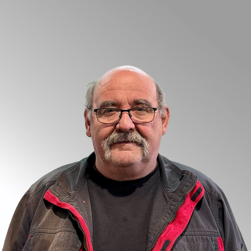 jürgen-voss-maschinenbau-bullach Mitarbeitender Werkstatt und Montage